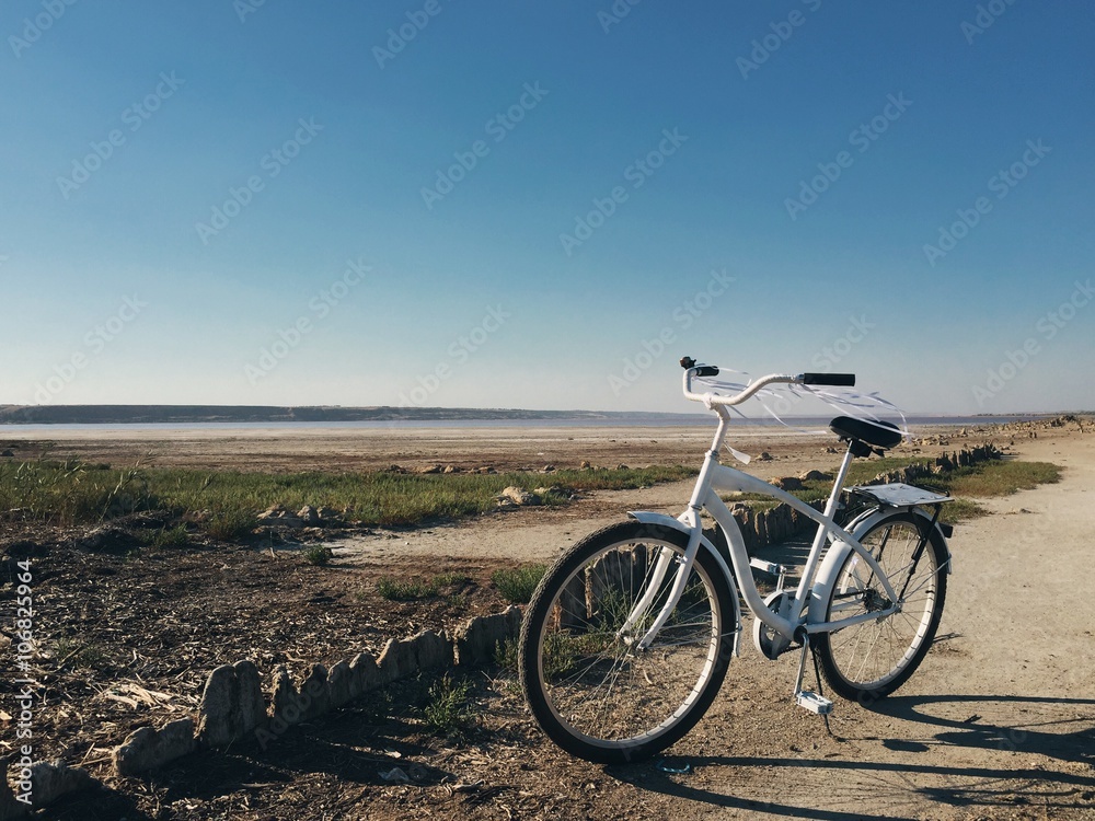 велосипед стоит на берегу моря летом