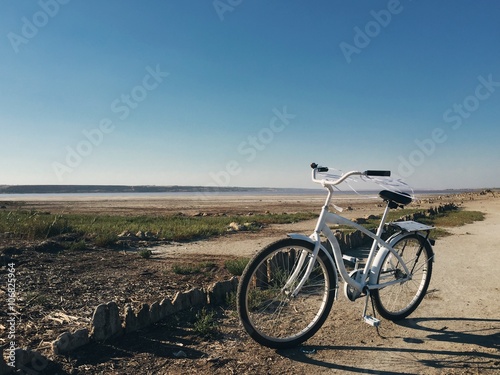 велосипед стоит на берегу моря летом