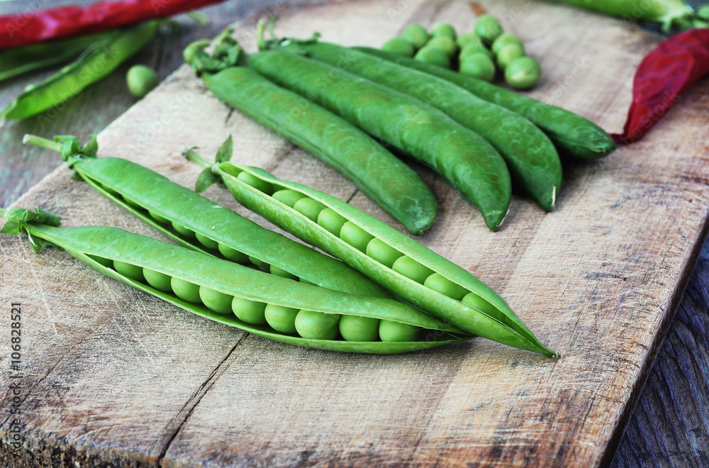 Green peas on the wood backgraund. Green peas on the wood backgraund.