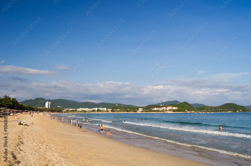 Dadonghai is the earliest developed bay in Sanya. It is also the closest seaside holiday areas, located 3 km southeast of downtown Sanya. Dadonghai one of the most popular tourists locations in Sanya.