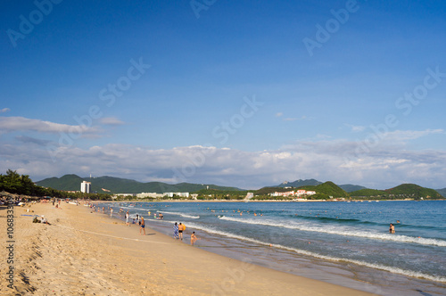 Dadonghai is the earliest developed bay in Sanya. It is also the closest seaside holiday areas, located 3 km southeast of downtown Sanya. Dadonghai one of the most popular tourists locations in Sanya.