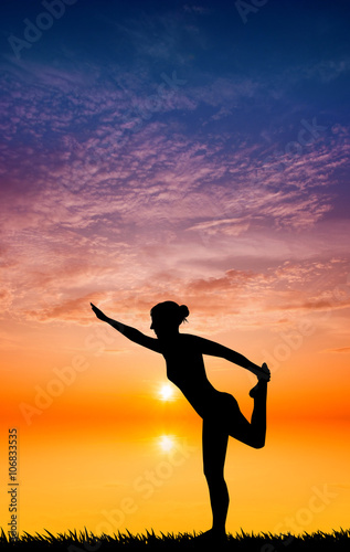 Fototapeta Naklejka Na Ścianę i Meble -  Yoga pose at sunset