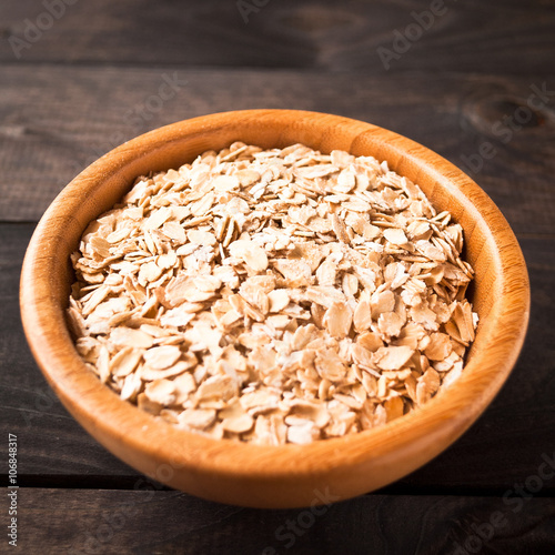 Oat flakes in bowl 