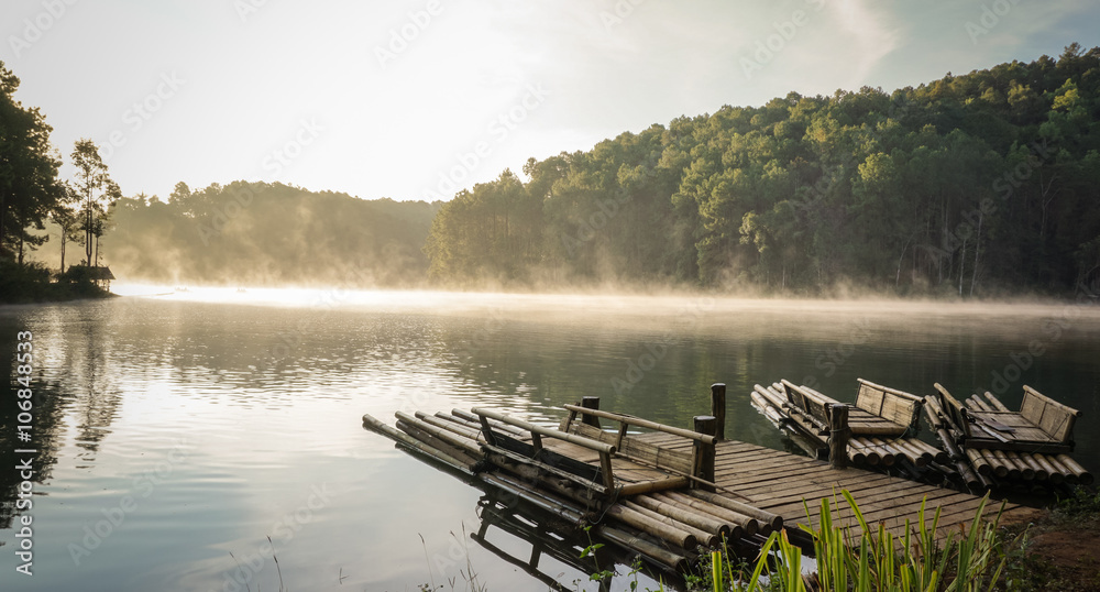 Fototapeta premium Pang Ung w Mae Hong Son w Tajlandii