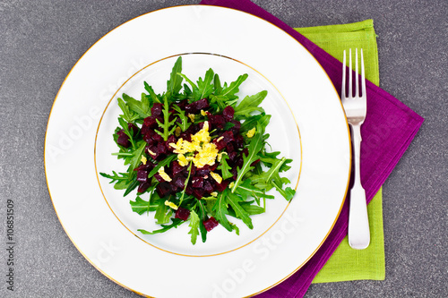 Dietary food without meat: Salad with arugula and beet