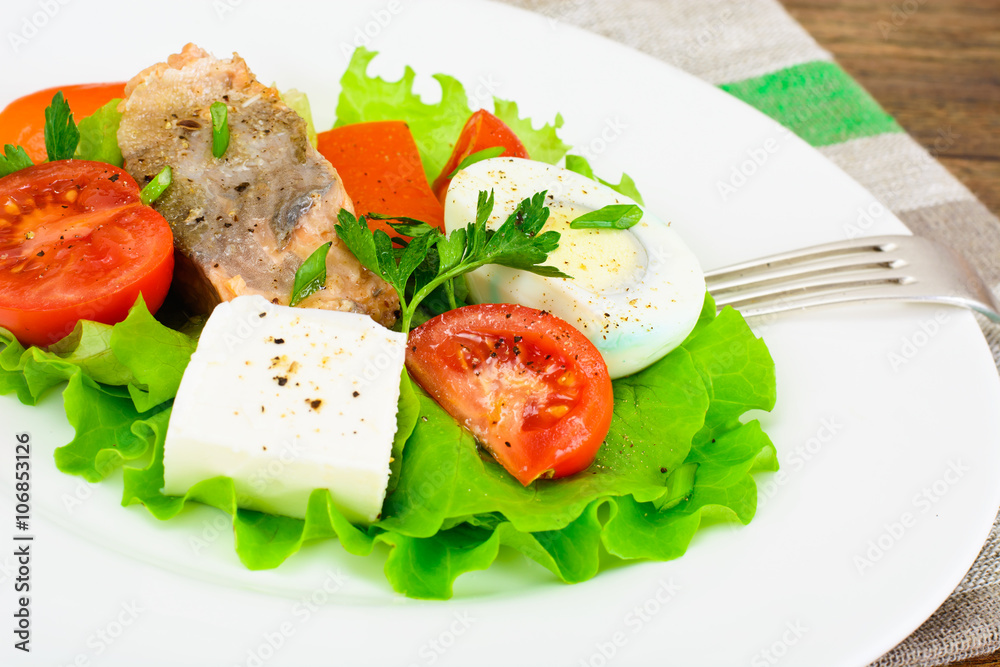 Salmon, Lettuce, Tomato and Sweet Pepper with Egg Salmon, Lettuce, Tomato and Sweet Pepper with Egg