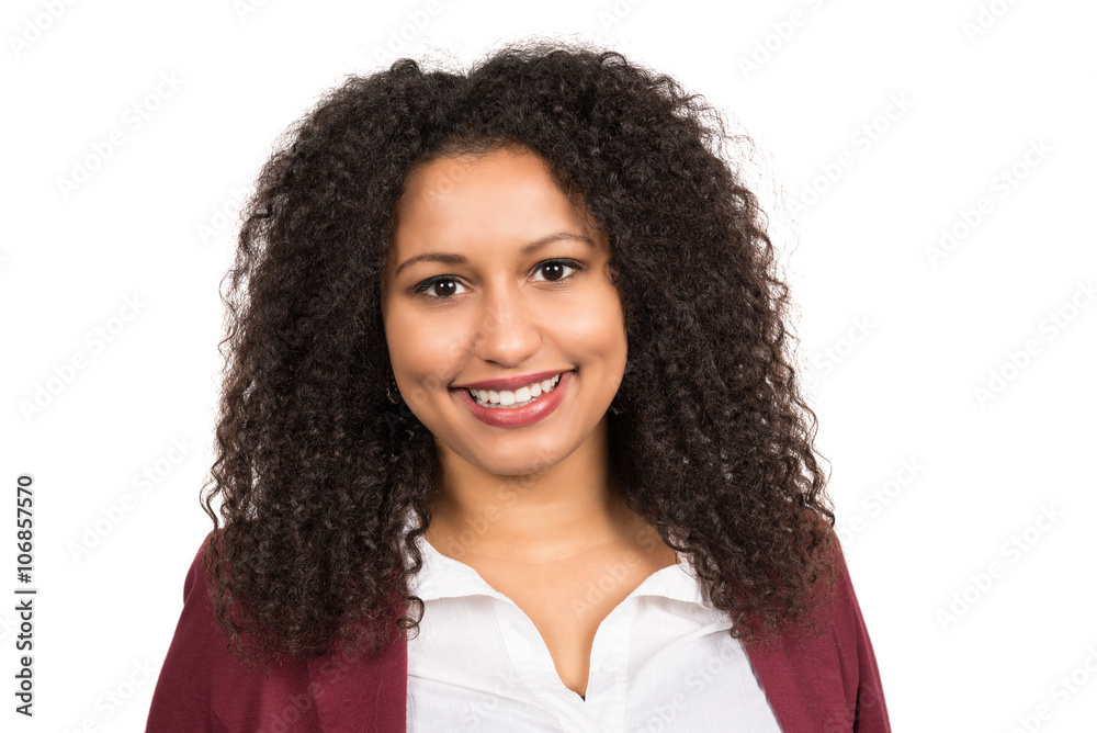 Lächelnde dunkelhäutige Frau mit einem Afro-Look Stock-Foto | Adobe Stock