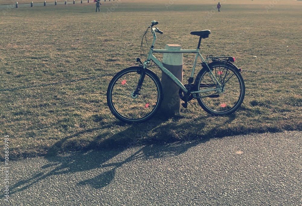 Fototapeta premium Herrenrad in Vintage Style am Poller abgestellt