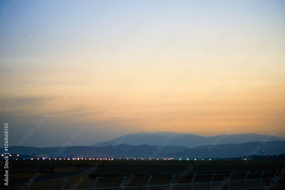 黄昏時の仙台空港と蔵王山系