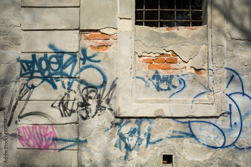 Stara zniszczona ściana z napisami graffiti