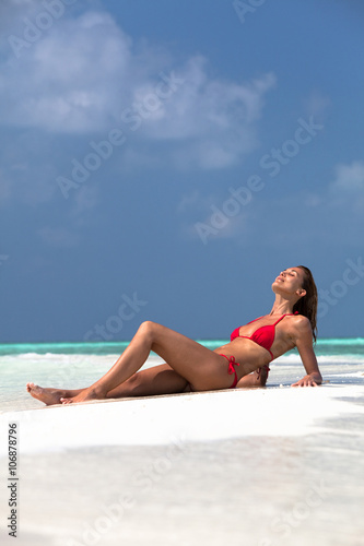 femme couchée sur le sable à la plage