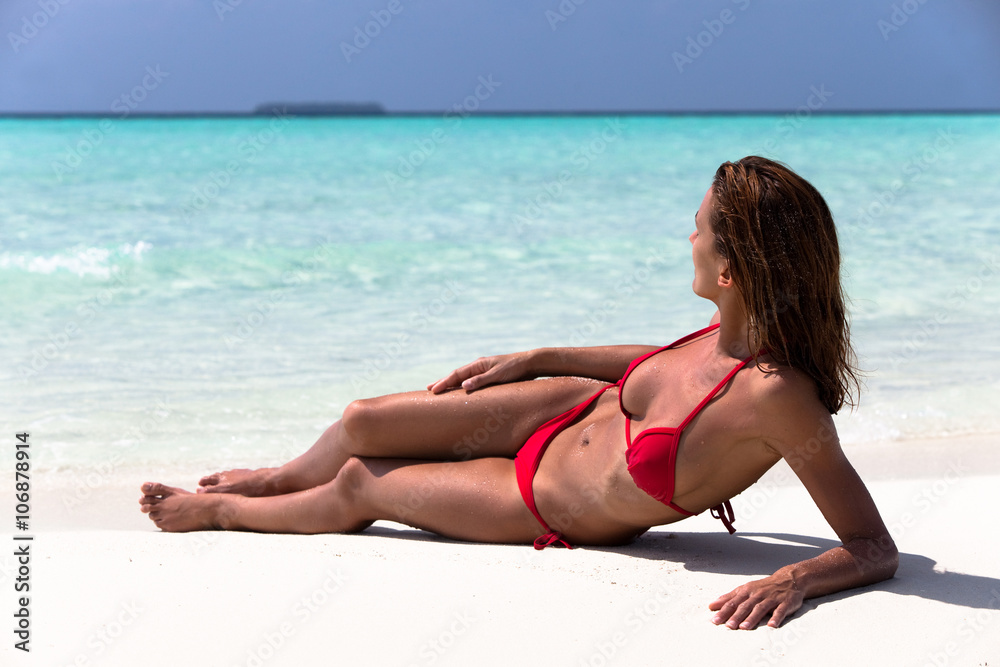 femme couchée sur le sable à la plage