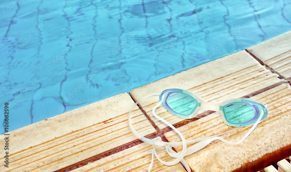 Obraz premium Blue modern Swim goggles on the swimming pool