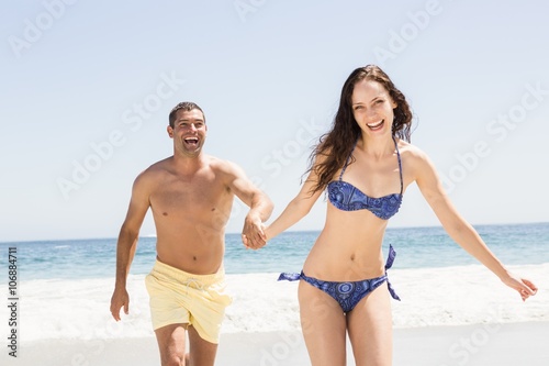 Couple holding hands at the beach © WavebreakMediaMicro