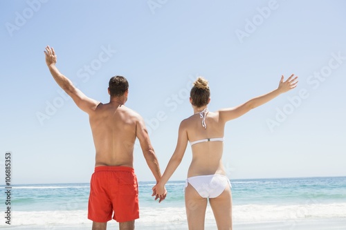Couple holding hands at the beach © WavebreakMediaMicro