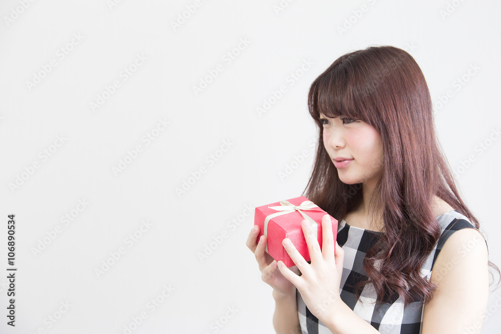 プレゼントと女性(白バック) プレゼントと女性(白バック)