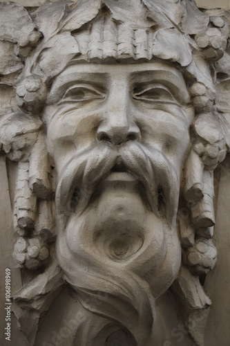 Détail d'une l'entrée d'un immeuble parisien représentant une tête de gaulois
