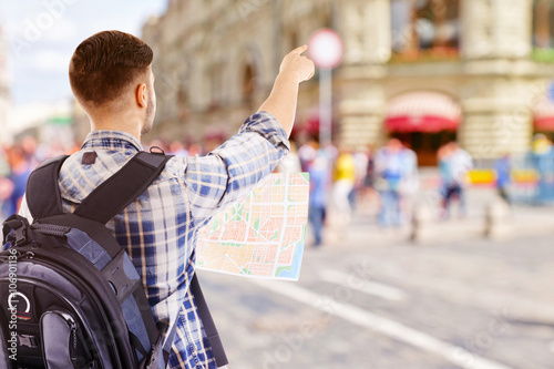 Traveler with map on citysc...