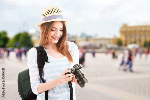 Traveler with camera on cit...