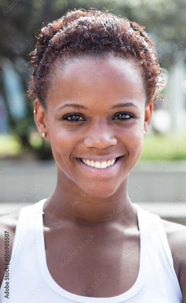 Porträt einer afrikanische Frau mit kurzen Haaren