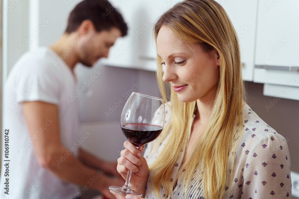 frau genießt ein glas rotwein zu hause frau genießt ein glas rotwein zu hause