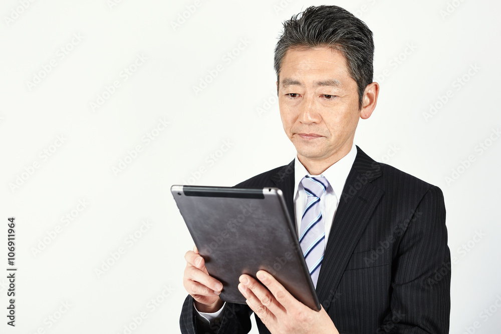 ブレットPCを使うビジネスマン 
