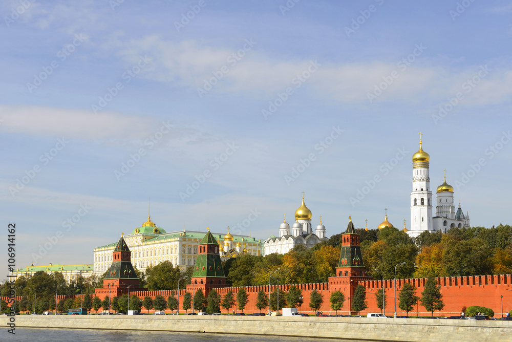 Fototapeta premium Moscow Kremlin golden autumn , view from the bridge