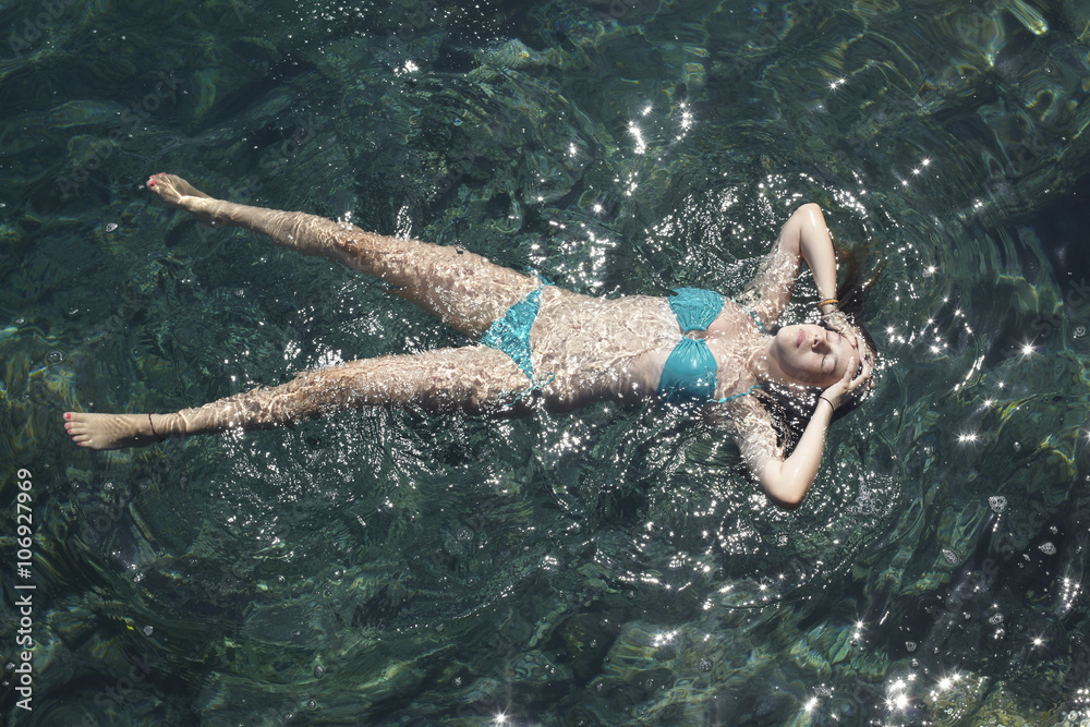 © Connect Images - Teenage girl floating with eyes closed in sea © Connect Images - Teenage girl floating with eyes closed in sea