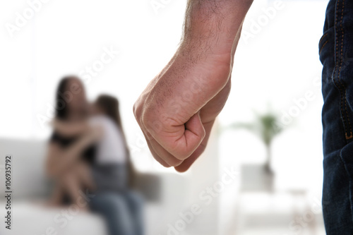 Man threatening his wife an...