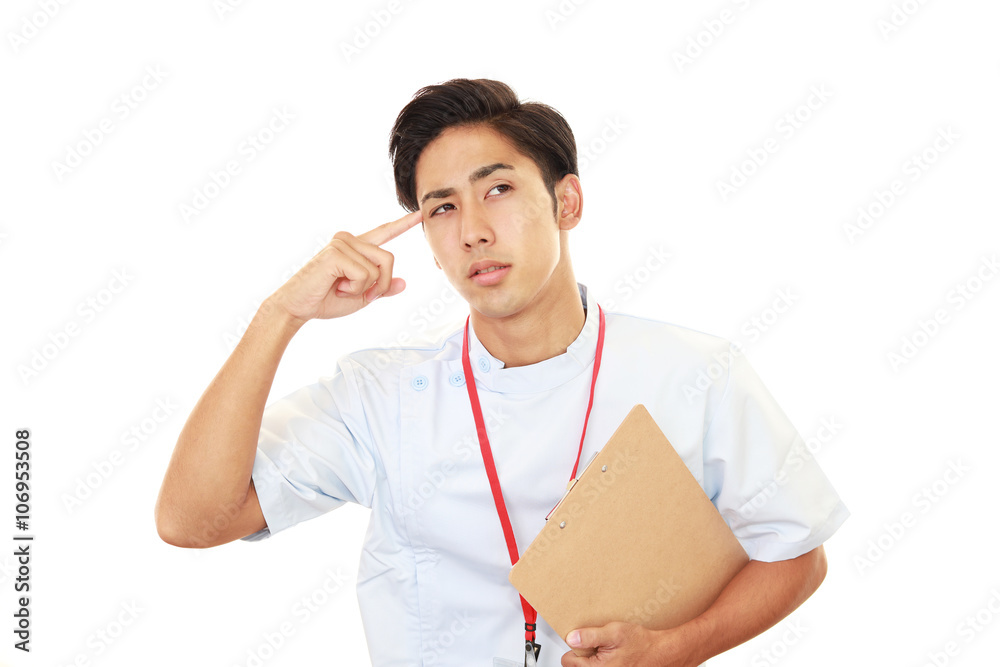 疲れた表情の男性看護師 疲れた表情の男性看護師
