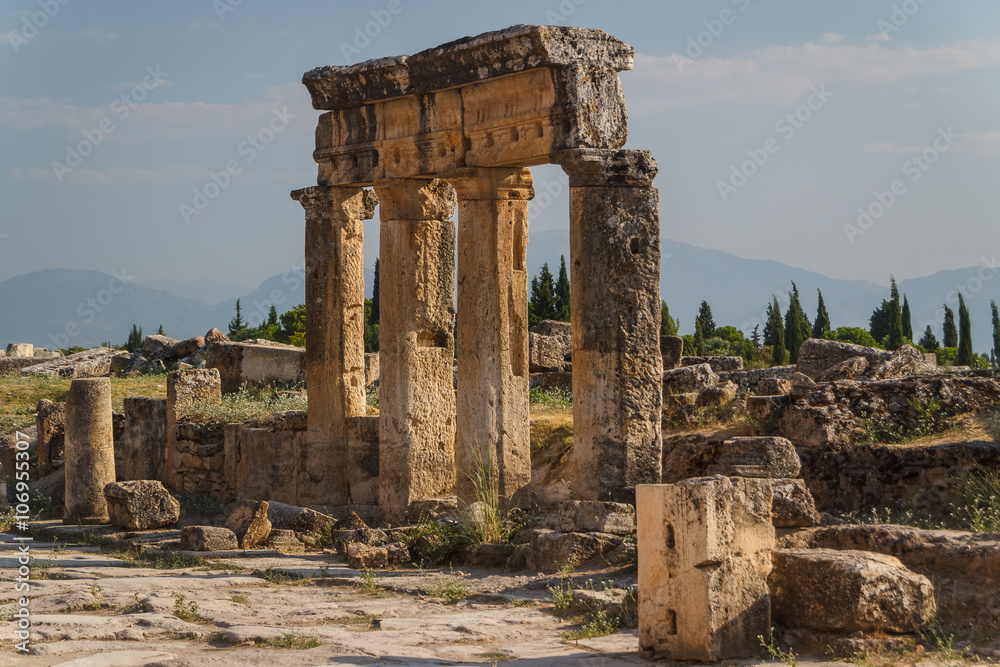 Fototapeta premium Ruins of the ancient city of Hierapolis, Turkey