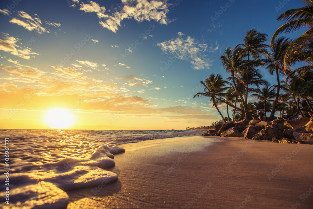 Naklejka premium Landscape of paradise tropical island beach, sunrise shot