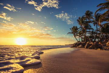 Acrylglasbilder Tropischer Strand Sonnenaufgang am Paradiesstrand der Tropen  © ValentinValkov