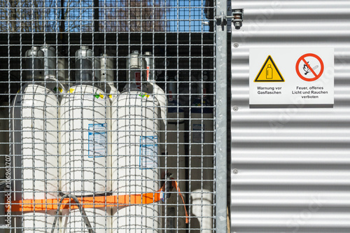 Fotografie Sauerstoff Gasflaschen im Lager