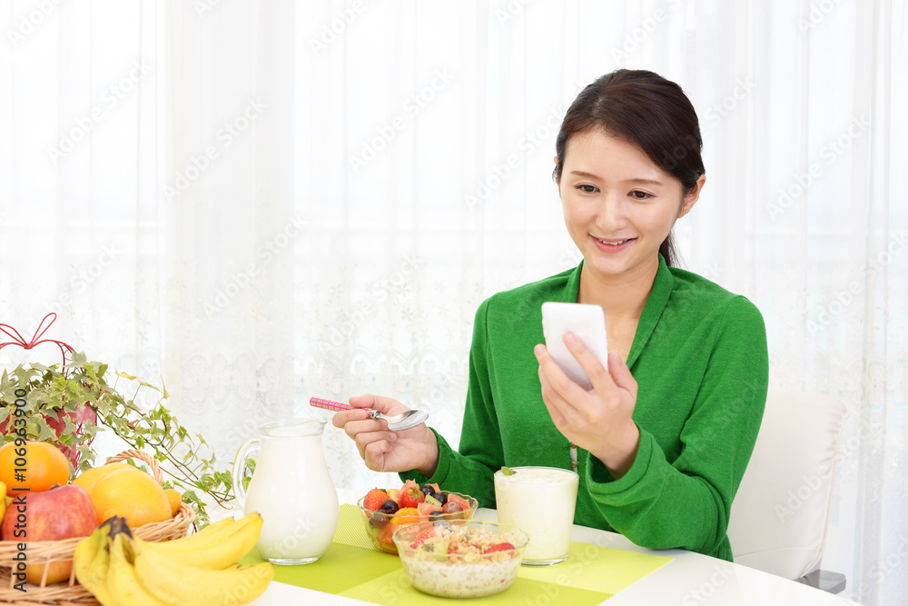 食事を楽しむ女性