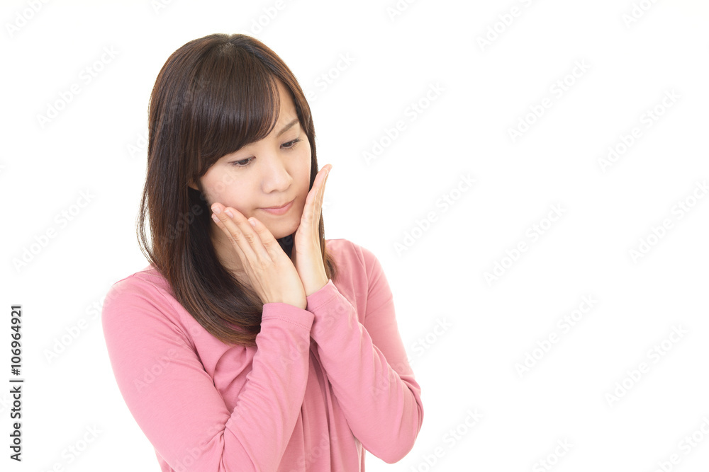 不安そうな表情の女性