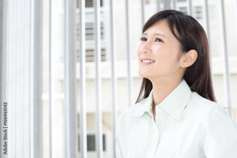 笑顔で寛ぐ女性 笑顔で寛ぐ女性