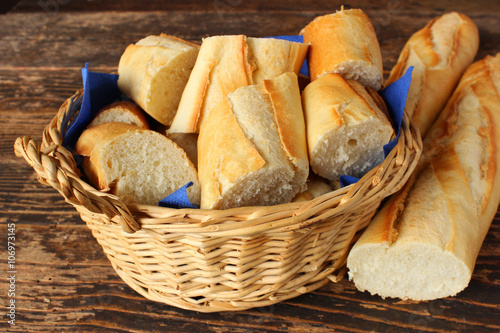 Baguette im Körbchen
 photo