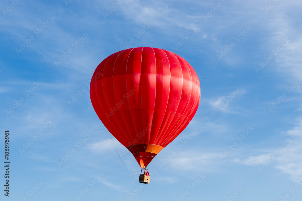 Fototapeta premium Przejażdżka balonem na błękitnym niebie