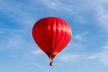 Acrylglasbilder Ballon Heißluftballonfahrt im strahlenden Blau  © allouphoto