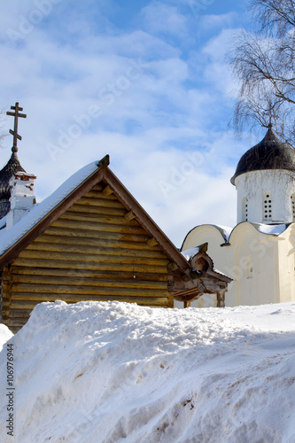 Obraz na plátne Church and chapel in the old Ladoga fortress is a fortress located in the town of Staraya Ladoga on the Volkhov river, built during the reign of prophetic Oleg in the IX-X centuries by Prince Rurik
