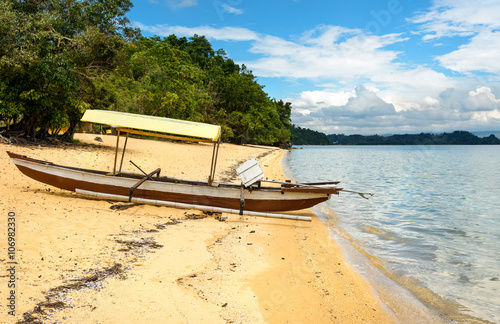 Fototapeta Naklejka Na Ścianę i Meble -  Boat on Siuri beach at Poso lake. Indonesia