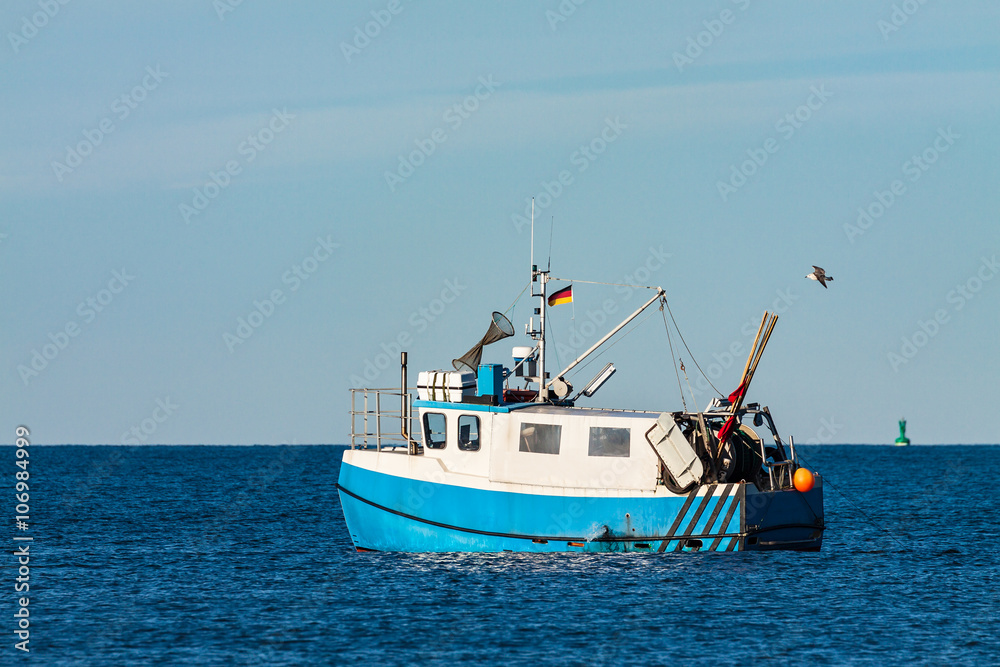 Fischerboot auf der Ostsee vor Warnemünde