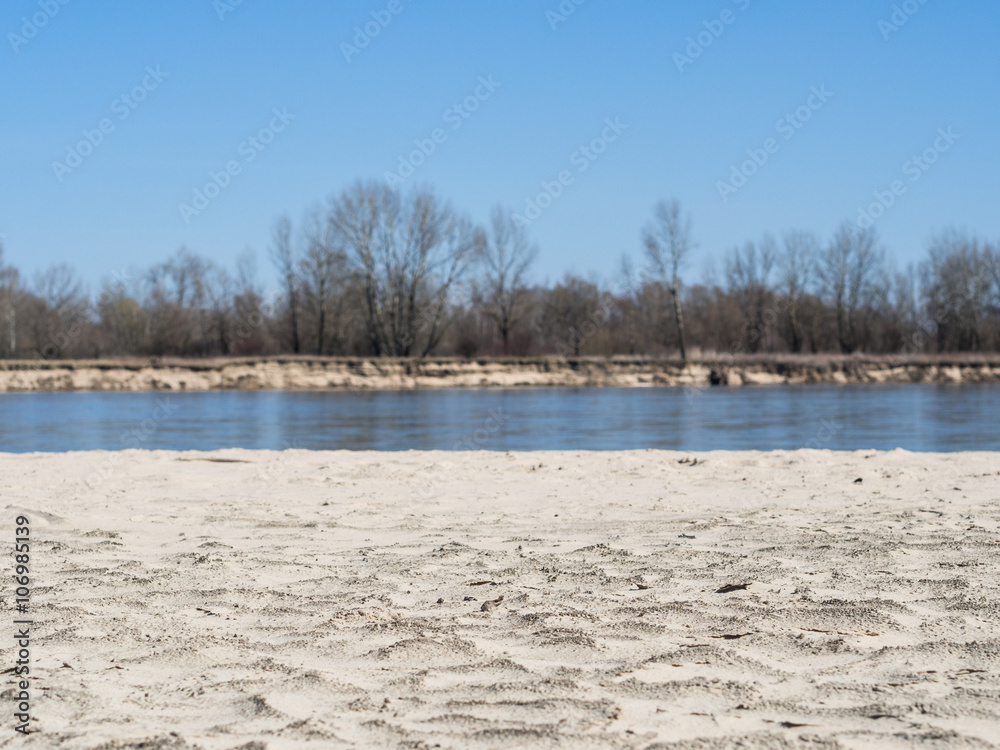 Piaszczysty brzeg i plaża nad rzeką w słoneczny wiosenny dzień, Wisła, Rezerwat Wyspy Świderskie