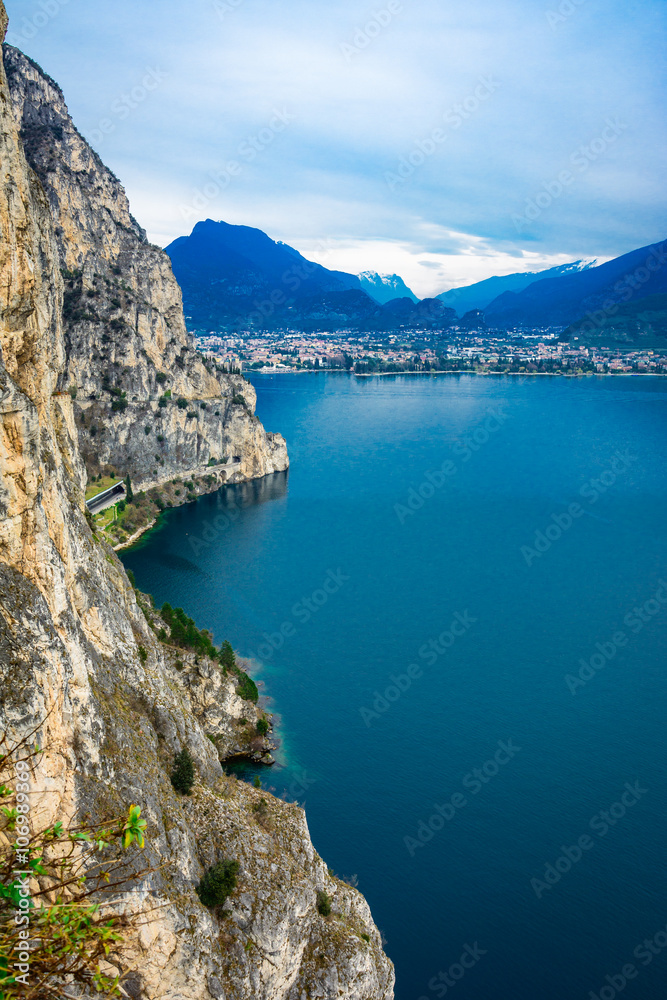 Via san Giacomo a Riva del Garda, Gardasee tiefblau mit Riva und Torbole im Hintergrund, Lake Garda deep blue with Riva and Torbole in the background