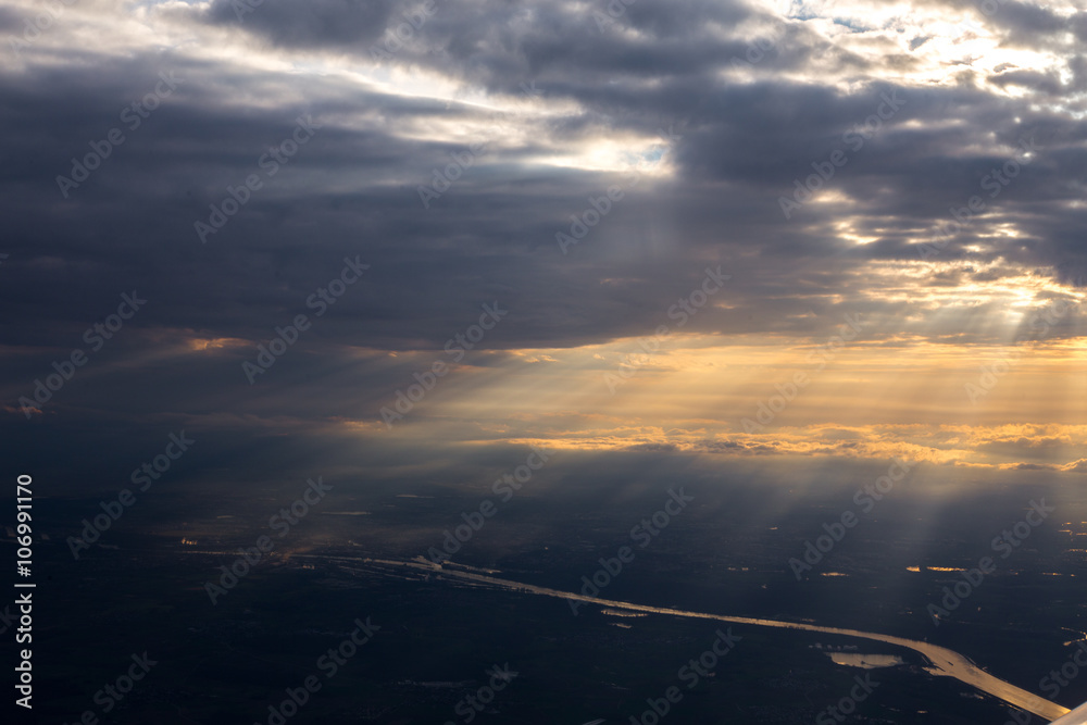 Sonnenuntergang über den Wolken Sonnenuntergang über den Wolken