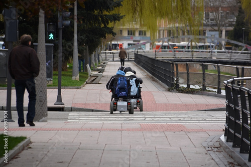 paseando por la ciudad en silla de ruedas