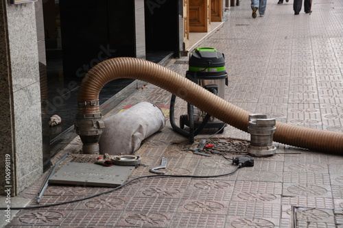 desatascando una alcantailla