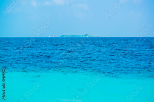 Φωτογραφία Sand beach and ocean wave, South Male Atoll. Maldives