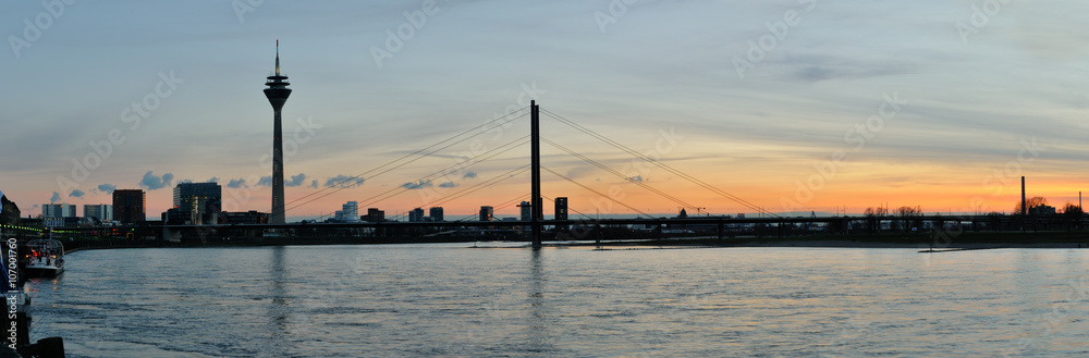 Rheinturm und Kniebrücke in Düsseldorf